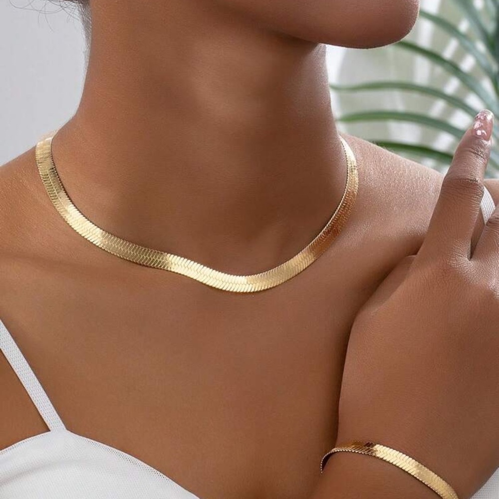Elegant Gold Necklace and Bracelet Set